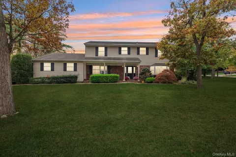 Exterior - 9 Princeton Dr, Plainview, NY 11803 photo 2 of 7