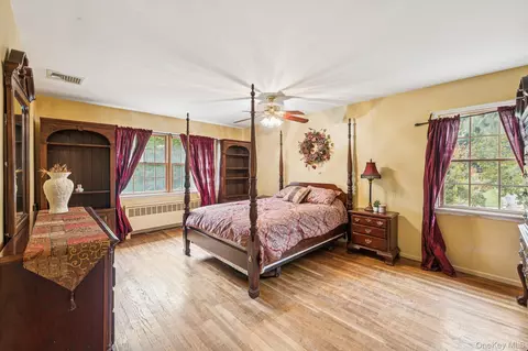 Bedroom - 9 Princeton Dr, Plainview, NY 11803 photo 1 of 8