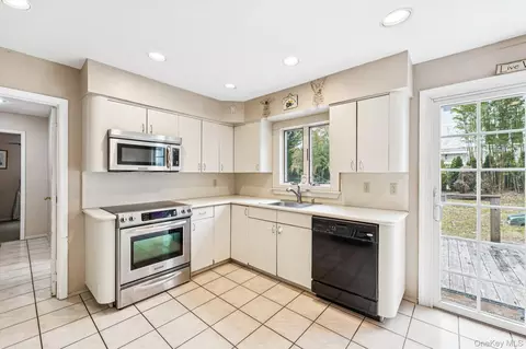 Kitchen - 9 Princeton Dr, Plainview, NY 11803 photo 2 of 2