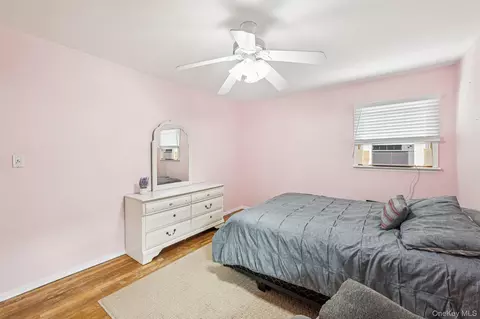 Bedroom - 9 Princeton Dr, Plainview, NY 11803 photo 5 of 8