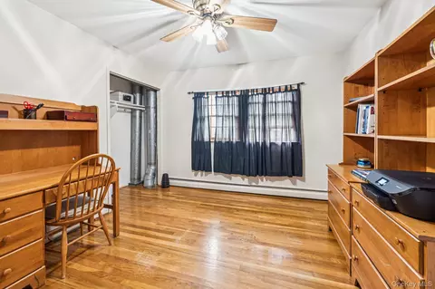 Bedroom - 9 Princeton Dr, Plainview, NY 11803 photo 6 of 8