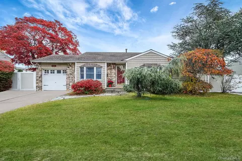 325 W 16th St, Deer Park, NY 11729
