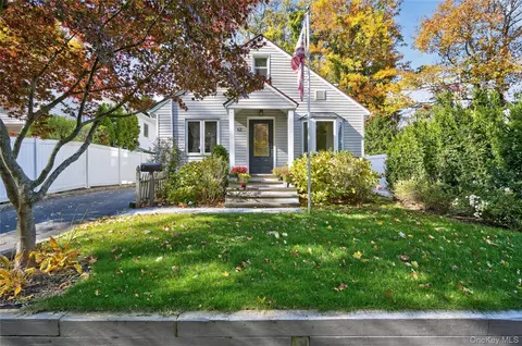 62 Mccouns Ln, Oyster Bay, NY 11771