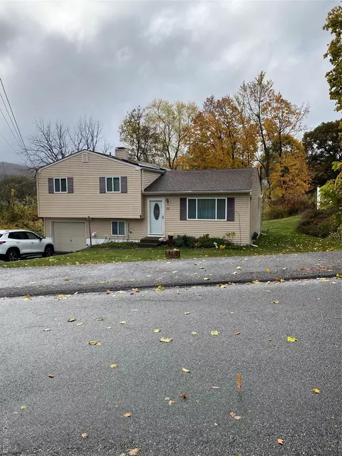 66 Riverview Dr, Fishkill, NY 12524