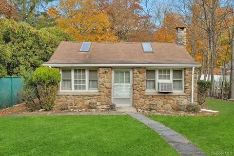 8 Morningside Rd, Clarkstown, NY 10956