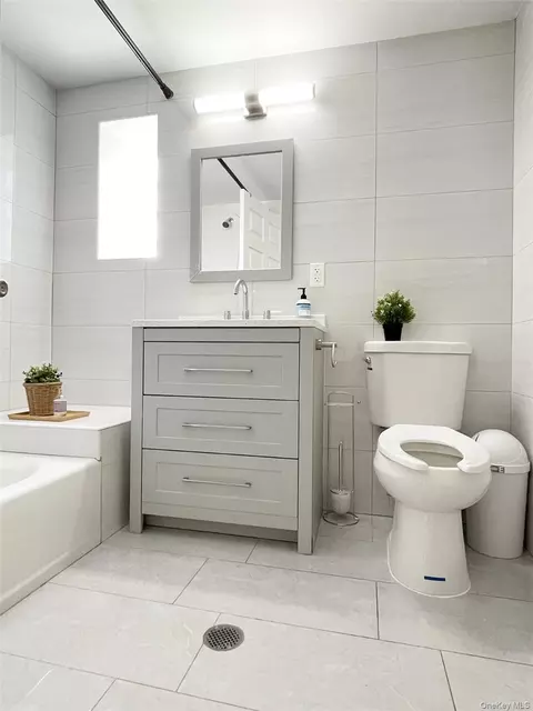 Bath - 132-16 Maple Ave #5A, New York, NY 11355 photo 1 of 2