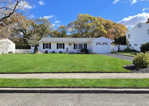 45 Rose Pl, Selden, NY 11784