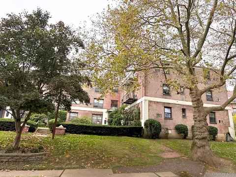 5 Terrace Cir #1G, North Hempstead, NY 11021