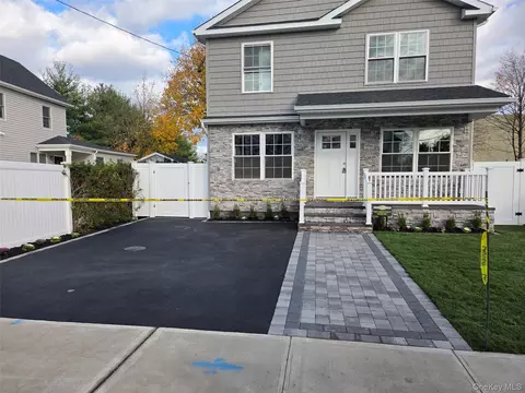 25 Maple Pl, Hicksville, NY 11801