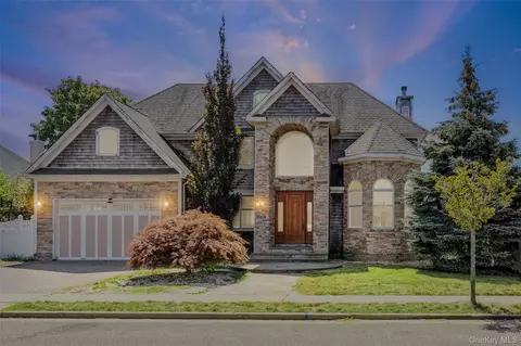 4 Sutton Pl, Massapequa, NY 11758