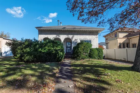 43 Wynsum Ave, Merrick, NY 11566