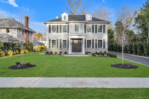 88 Plandome Ct, North Hempstead, NY 11030