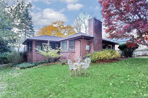 310 S Mountain Rd, Clarkstown, NY 10956