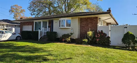 20 Sugarwood Ln, Commack, NY 11725
