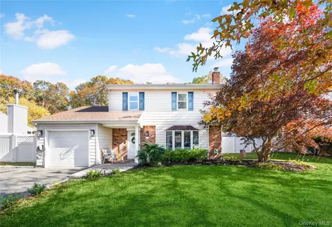 31 Fallen Leaf Rd, Holbrook, NY 11741