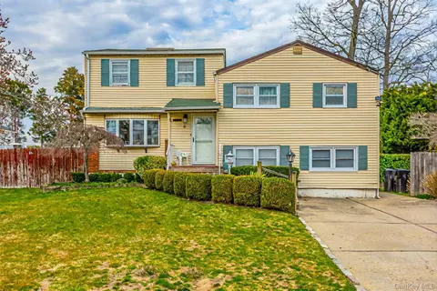 9 Duffin Ave, West Islip, NY 11795