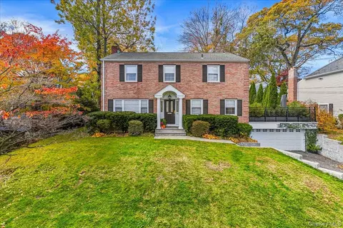 53 Stuart Pl, North Hempstead, NY 11030