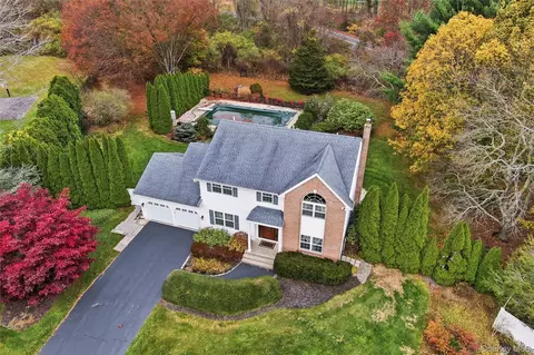 48 Windcrest Dr, Manorville, NY 11949