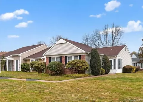 19 Hearthside Dr, Mount Sinai, NY 11766