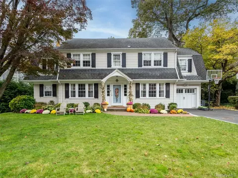 39 Hawthorne Pl, North Hempstead, NY 11030