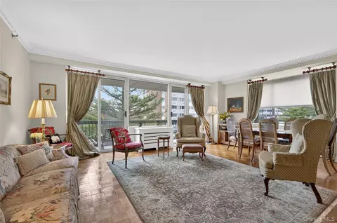 100 Hilton Ave #411, Garden City, NY 11530
