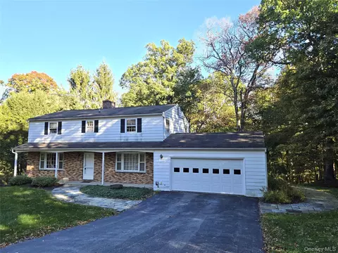 16 Woodcrest Dr, East Fishkill, NY 12533