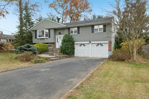 23 Tiffany Ln, Smithtown, NY 11787