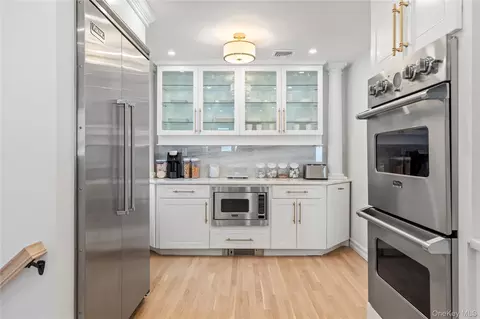 Kitchen - 4 Long Ridge Rd, Plainview, NY 11803 photo 1 of 2