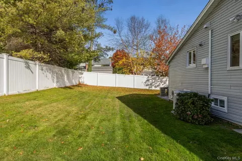 Exterior - 4 Long Ridge Rd, Plainview, NY 11803 photo 5 of 6