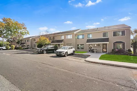 28 Berry Ct, Staten Island, NY 10309