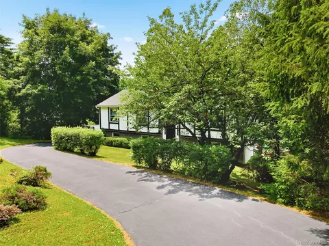 7 Colleen Ln, Wallkill, NY 12589