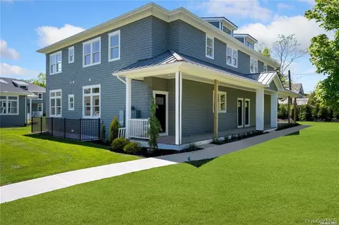 21 Montauk Hwy #9, Westhampton, NY 11977