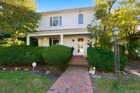 1053 Quentin Pl, Woodmere, NY 11598