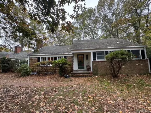 8 Old Wood Rd, Stony Brook, NY 11790