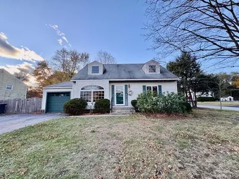 1 Abbie Ln, Hyde Park, NY 12538