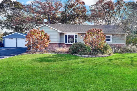 882 Ocean Ave, West Islip, NY 11795