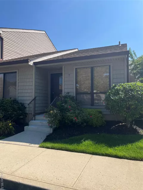 7 Stanford Ct, North Wantagh, NY 11793