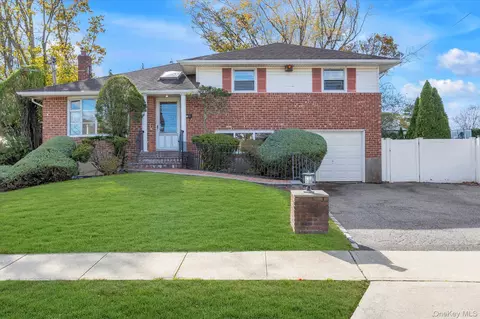 59 Lourae Dr, Massapequa Park, NY 11762