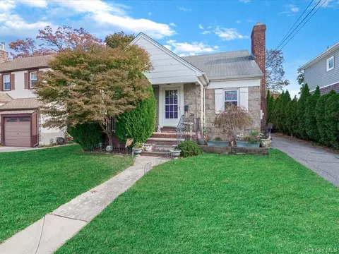 58 Chestnut St, Lynbrook, NY 11563
