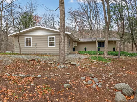 89 Maple Brook Rd, Tuxedo, NY 10987