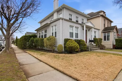 17 Park Pl, Floral Park, NY 11001