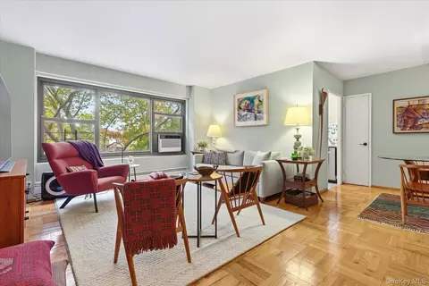 33-52 Crescent St #5B, New York, NY 11106