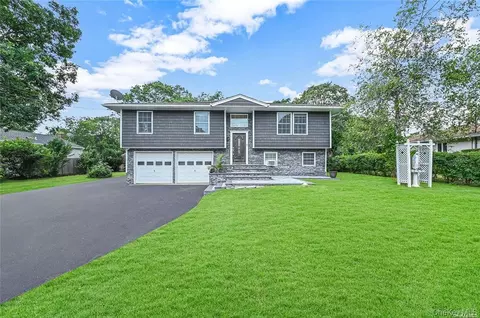 262 N Dunton Ave, Brookhaven, NY 11772