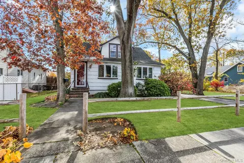 36 Roslyn St, Islip Terrace, NY 11752