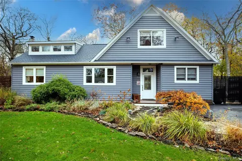 53 Glen Ave, Flanders, NY 11901
