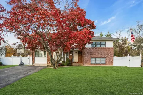 22 Schuyler Dr, Commack, NY 11725