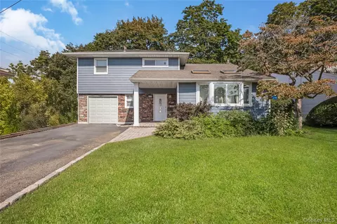 2425 Sycamore Ln, North Bellmore, NY 11710