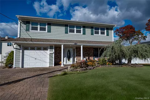 1 Freedom Ct, Babylon, NY 11702