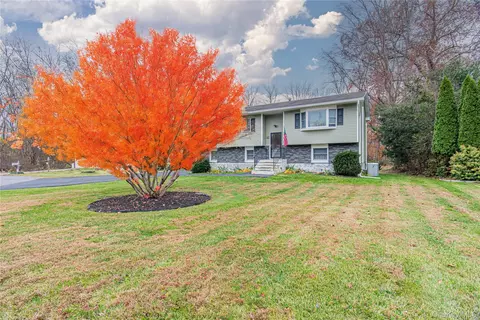32 Deer Run Rd, Poughkeepsie, NY 12603