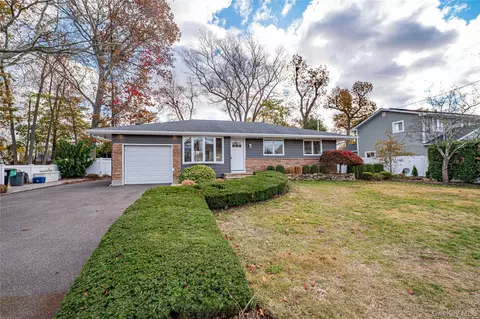 31 Boulevard Ave, West Islip, NY 11795
